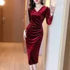 robe moulante à col en v rouge