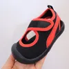 Sandali per bambini in pasta estiva liberamente regolabili scarpe cave elastiche per ragazzi e ragazze