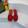 Topkwaliteit lederen slipper metalen letter logo sandaalontwerper mode 7,5 cm hoge hak slippers klassieke dames kleding schoenen zomer buiten vrije tijd sandalen