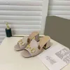 2022 Designer Sandalen Women HorseBit Sandaal Retro Block Heel Hoge Heel Square tueoh