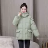 Nuovo 2022 donne giacca corta invernale di spessore con cappuccio in cotone imbottito cappotti femminile coreano allentato piumino Parka signore oversize Outwear L220730