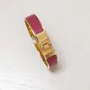 Brazalete de pulsera de oro y plata de acero de titanio para mujer Pulseras de diseñador Carta de joyería Hebilla Pulsera 31 colores de esmalte