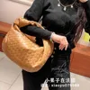 デザイナーVenetas Handbags S Baodiejia 22 New Teen Jodie Handbag Woven Cloud Bag Hand Bag Knotted Armpit Bag188g