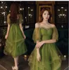 Kısa Mezuniyet Elbiseleri Ruffles Emerald Yeşil Vestidos De Kokteyl Sukienki Homecoming Sukienki Koktajlowe