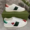 2022 Designer Sneakers Men Womens Casual Shoes Fashion White äkta läder lyxblomma broderad platt sportstorlek 35-46 med låda