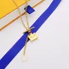 Europa America Modes petite Malle Halskette Armband Damen Frauen Goldfarben Metall Graviert V Initialen Blume Ikonische Anhängerkette Schmucksets M00568