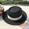 Berets Solid Color Usisex Vintage Flat Top Boater Hat Cap Wool Wide Brim Fedora Hats مع شريط للنساء الرجال بالجملة.