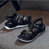 2022 Sandali per bambini di marca di nuova moda estiva Ragazzi Scarpe per bambini antiscivolo con fondo morbido Scarpe casual da spiaggia per ragazzino