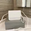 Diseñadores de lujos Bolsos de mujer Bolso de hombro clásico Simple Color Sólido Carta Messenger Bag Alta Calidad Pequeño Bolso Cuadrado Lady Cuero Estilos de billetera Niza