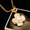 Kedjor Famous Black Flowers Designer Fashion Charm smycken Pearl Camellia Halsband för WomenChains Chainschains Sidn22