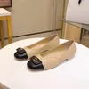 2022 Nya vårskorskor Designer Metal Buckle Round Toe Flat Shoes lågklackade bekväma arbetssko Loafers