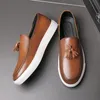 2022 Neue Turnschuhe Männer Schuhe PU-Leder Dicke Sohle Einfarbig Mode Klassische Quaste Einfache Slip-On Faule Freizeitschuhe DP378