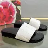 New Mens Luxury Designer Slippers Sandals Upper с логотипом бренда, чтобы подчеркнуть бренд «Слух и удобный бассейн» пляжные пляжные тапочки