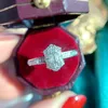 Anelli a grappolo Boutique Anello da donna in pietra quadrata fatto a mano Piatto d'argento Gioielli Fidanzamento Matrimonio Gioielli di lusso da sposaCluster Wynn22