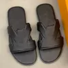 Oasis muilezels sandalen Deze schoen heeft het kenmerkende reliëfte -patroon van de merken op comfortabele lederen binnenzool Het heeft een zachte buitenzool designer slippers