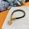 Bracciale alla moda Bracciale rigido classico di marca marrone piatto di alta qualità in pelle per donna uomo Braccialetti con ciondoli in metallo con scatola sacchetto per la polvere293l