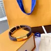 Fashion klassische runde braunen brazchen pu Lederschloss Armband mit Metall -Lock -Head -Designer -Armbändern im Geschenk des Geschenkkastens Bijoux für Herren Womens