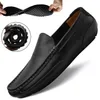 Sapatos de couro Sapatos de luxo deslizamento casual da moda em pomotes formais homens mocassins Sapatos de condução machos pretos italianos 220716