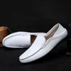 Dress Shoes Men Casual Flat Walking Shoes Gentleman Leather Shoes Korean Breathable Soft Bottom Wedding Party Loafers 220325