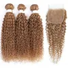 Курсы вьющиеся пакеты волос с закрытием 4x4 Медовые блондинки коричневые бразильские человеческие волосы сплетенные пучки с закрытием Remy волосы