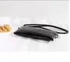 Borsa quadrata piccola con motivo coccodrillo Mano femminile che tiene una borsa a tracolla con chiave a tracolla per cellulare