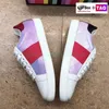 مصمم Ace Sneaker أحذية عارضة الرجال نساء نحلة مطرزة على أحذية رياضية من الجلد المطبوعة النجوم النحل المطرزة لؤلؤة لؤلؤة المسامير مرصعة بالسيدات.