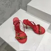 Nuovi sandali con tacco alto da donna in stile europeo e americano design da tavolo impermeabile multicolore set completo di squisiti sandali con catena d'oro in pelle verniciata