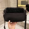 Designers de sacs à main de luxe sacs épaule à bandoulière messager en peluche en peluche lettres de location intérieure de poche intérieure hasp carré cuir en cuir 2022 Nouveaux sacs à main