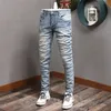 Mens Classic Vintage Light Blue Ripped Jeans Men Fashion Koreansk stil Broderi Straight Slim Fit Denim Pants 220328