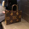 22 bolsas femininas de luxo ONTHEGO Designers bolsas luxuosas bolsa de compras de marca clássica de couro bolsa de grande capacidade designer de luxo moda alta qualidade senhoras marrom