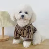 Designer verão Roupos de pet cão vestido de moda bordado bordado filhote de cachorro sweater pano suéter luxurys designers clássicos roupas de cachorro de cachorro marrom raras 2203311wu