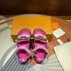 Nuevo diseñador Sandalias Moda Zapatillas de cordero en relieve Diapositivas planas de verano Ahueca hacia fuera la plataforma Zapatilla Zapatos de cuero Sandalia de goma con caja