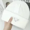 Zimowa zwykła wełniana czapka beanie ciepła dzianinowa czapka typu beanie Trójkątne logo krótka czapka typu beanie rybaka dla mężczyzn i kobiet