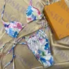 Trendiga kvinnor bikinis baddräkt uppsättning textil färgglada brev kvinna baddräkt bikini sexig thong baddräkt för kvinnlig