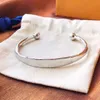 Topp lyxdesigner armband armband öppning för kvinnor och män högkvalitativa silverbrev armbandsmycken