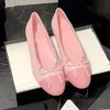 Designer Ballet Flats Womens skor äkta läderballerinas loafer platt pump slip på bekväm svartrosa vit klänningsko med bowtie