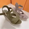 Spiaggia Tacchi alti Moda estiva Sandali casual Paglia Fondo spesso scarpa di design 100% pelle Zeppe Fibbia per cintura Scarpe da donna signora pelle bovina