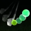 6st glödande i det mörka ljuset upp lysande led golfbollar för nattövning