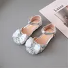 Girls Princess Shoes Baby Crystal Sandaler 2022 Sommar Nya Barns Baotou Sandal Hollow Flats Fashion Bow Girl Shoes