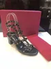Rhinestone High-Heeled Sandals Kvinnors Skor Ny Sommar Alla Match Student Fairy Style Rivet Tjock-Heeled Buckle Roman Shoes