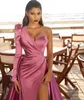 En Stock Arabe Élégant Une Épaule Satin Robes De Bal À Manches Longues Ruché Haute Split Une Ligne Balayage Train Formelle Soirée Robes De Soirée BC10583