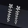 Boucles d'oreilles douces et petites lustres en lustre en forme de fleurs de cristal blanc et rafraîchissantes