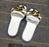 Nuovi sandali piatti leggeri e comodi decorati con catena, sandali da donna con punta divisa e punta divisa in metallo, sandali da donna
