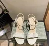 夏の女性のセクシーなサンダル最高品質のマルチカラーのハイヒールの靴屋外チャンキーヒールスリッパ革バックルラッチデザイナー靴サンダル