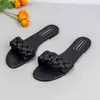 2022 Summer Women Shoes Flat tofflor Fashion utanför stranden Slides Outdoor Wear Leather Stick Twist Designer Woman Sandaler G220518