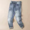 Våren 2022 och sommaren tunn ljus färg koreanska jeans för män elastiska hål tvättade smala långa byxor