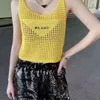 패션 니트 조끼 디자이너 여성 니트 착용 삼각형 배지 중공 프론트 레터 섹시한 소매 소매 Tshirt 자수 느슨한 편안함 297p