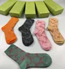 Frauen Socken Klassiker Italien Fashion Casual Wear Buchstabe gedruckte mittlere Socken Baumwolle mit Box Fünf Paar Redom Color