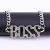 Colares de pingentes de liga européia e de moda Short Diamond LettersBossnecklace Hip Hop Mulheres Amazon v1276Pingente