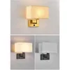 Lampada da parete minimalista in nero o bronzo con paralume rettangolare in tessuto bianco giallo per le luci del corridoio della camera da letto